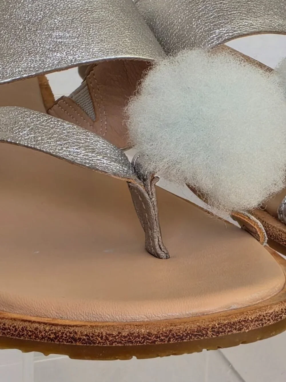 UGG Hadlee Leather Metallic Silver Toe Ring Pom Pom Strap Slide Sandals Sz 8.5